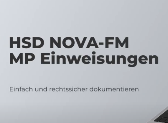 Grauer Hintergrund mit schwarzer Schrift. Der Text lautet: „HSD NOVA-FM MP Einweisungen“ und darunter in kleinerer Schrift „Einfach und rechtssicher dokumentieren“. Ein Teil eines Laptops ist am unteren rechten Bildrand sichtbar.
